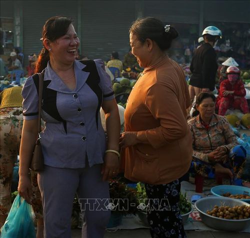 Đi chợ gặp nhau là trò chuyện vui vẻ giữa người mua và người bán.