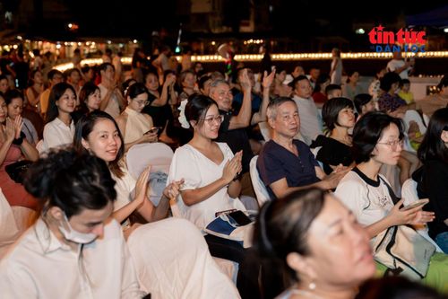 Khán giả nhiều lứa tuổi thưởng thức các làn điệu dân ca truyền thống.