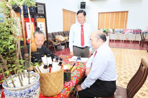 Chương trình nghệ thuật viết thư pháp kết hợp hoạt động thưởng trà tạo điểm nhấn, lan tỏa thông điệp đoàn kết và hữu nghị ASEAN.