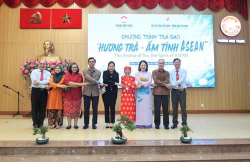 Nhà nghiên cứu Nguyễn Đình Tư và các đại biểu của ASEAN thể hiện sự gắn kết tại chương trình.