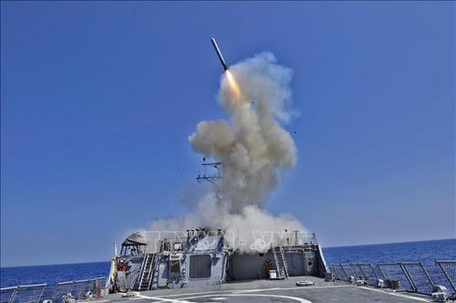 Tên lửa hành trình Tomahawk được phóng từ tàu khu trục USS Barry của Mỹ trên Địa Trung Hải. Ảnh: AFP/TTXVN (không được phép khai thác, sử dụng bởi bên thứ ba)