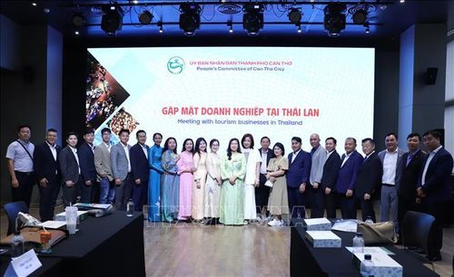 Đoàn công tác của Thành phố Cần Thơ cùng các doanh nghiệp chụp ảnh lưu niệm tại Hội nghị. Ảnh: Đỗ Sinh/Pv TTXVN tại Thái Lan
