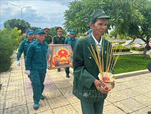 Ông Ka Tơ Toàn, em ruột liệt sĩ Ka Tơr Tiên trong lễ truy điệu an táng liệt sĩ vào nghĩa trang liệt sĩ Ninh Thuận ( xã Ninh Hải) ngày 5/8/2026. Ảnh: TTXVN phát