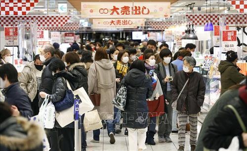 Người dân mua hàng tại trung tâm thương mại ở Osaka, Nhật Bản. Ảnh tư liệu: Kyodo/TTXVN