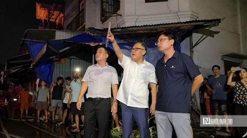 Ông Nguyễn Kim Long, Phó Chủ tịch Thường trực UBND Tp.Đồng Nai và ông Hồ Văn Nam, Chủ tịch HĐND phường Trấn Biên kiểm tra, chỉ đạo công tác chữa cháy.