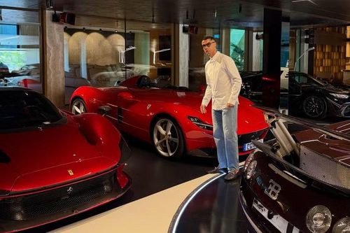 Ronaldo đứng trước Ferrari Monza SP1 - mẫu xe chỉ có một chỗ ngồi. Ảnh: Cristiano Ronaldo.
