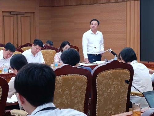  Ông Cầm Anh Tuấn, Phó Tổng Giám đốc Tổng công ty Đường sắt Việt Nam góp ý dự thảo. Ảnh: LƯU THỦY 
