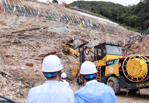 Máy khoan bắt đầu khoan mũi đầu tiên tại Hầm Hoàng Liên. Ảnh: Quý Trung - TTXVN 