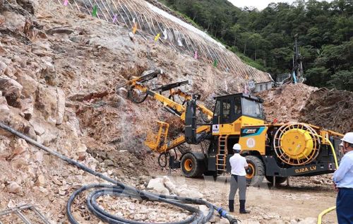 Khu vực cửa Hầm Hoàng Liên nơi những mũi khoan đầu tiên được triển khai vào ngày hôm nay. Ảnh: Quý Trung - TTXVN