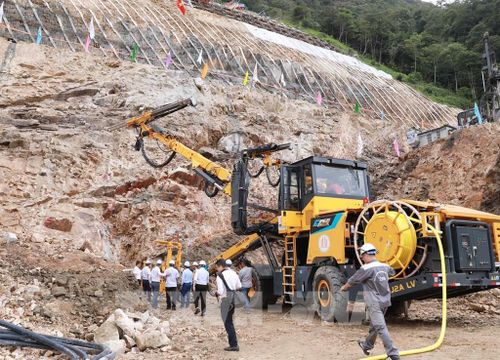 Cửa Hầm Hoàng Liên chính thức khoan mũi khoan đầu tiên chạm vào vách đá mở ra một tương lai cho giao thông các tỉnh Tây Bắc. Ảnh: Quý Trung - TTXVN
