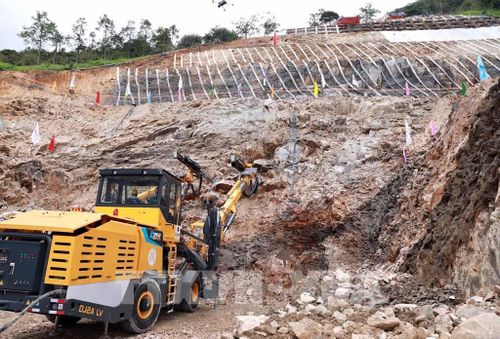 Cửa Hầm Hoàng Liên hướng đi từ Lào Cai đi Lai Châu. Ảnh: Quý Trung - TTXVN