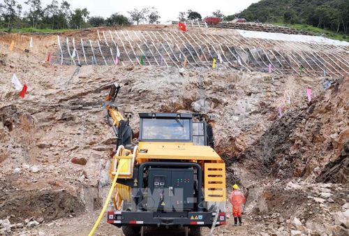 Mũi khoan đầu tiên chạm vào vách đá Hầm Hoàng Liên của hầm ra hướng về Lai Châu. Ảnh: Quý Trung - TTXVN
