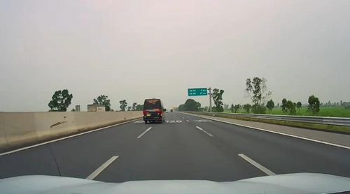 Một chiếc xe khách đang chuyển làn trên cao tốc Hà Nội - Hải Phòng.
