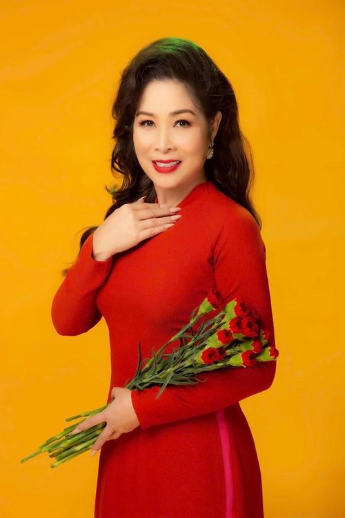 Một đời gắn bó với sân khấu, Hồng Vân vẫn miệt mài truyền lửa cho nghệ thuật kịch nói. Ảnh: FBNV.