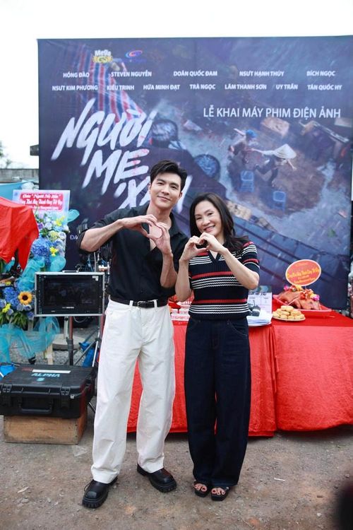 Hồng Đào và Steven Nguyễn hóa thân thành mẹ con trong Người mẹ xấu. 