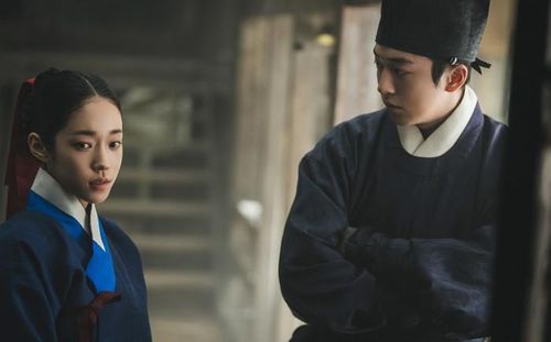 Lời Nguyền Đông Cung mang màu sắc giả tưởng đen tối lấy bối cảnh triều đại Joseon. Khi hoàng cung bị bao phủ bởi lời nguyền kéo dài suốt ba thập kỷ, một kiếm sĩ có thể đi xuyên cõi âm cùng nữ cung nữ sở hữu năng lực giao tiếp với người chết được giao nhiệm vụ phá giải bí ẩn. Nam Joo Hyuk, Roh Yoon Seo và Cho Seung Woo là những gương mặt dẫn dắt tác phẩm phát hành trên Netflix.