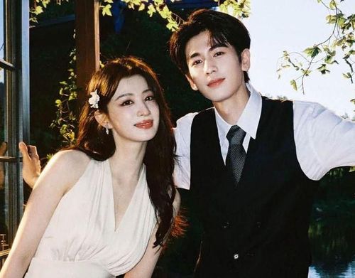 Giây Phút Ấy Vượt Giới Hạn là bộ phim dân quốc ngược tâm dài 33 tập do Trương Lăng Hách và Vương Sở Nhiên đóng chính. Chuyển thể từ tiểu thuyết Nếu Giây Phút Ấy Chúng Ta Không Gặp Nhau của Phỉ Ngã Tư Tồn, tác phẩm lấy bối cảnh Thượng Hải những năm 1930, kể về chuyện tình nhiều sóng gió giữa thiếu gia quân phiệt Mộ Dung Thanh Dịch và Nhậm Tố Tố. Những hiểu lầm, thù hận gia tộc cùng các biến cố liên tiếp khiến tình yêu của họ luôn đứng trước ranh giới sinh tử.