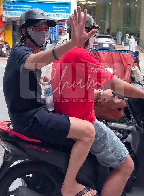Hoài Linh ra về bằng xe máy. (Ảnh chụp màn hình từ TikTok Chumchum)