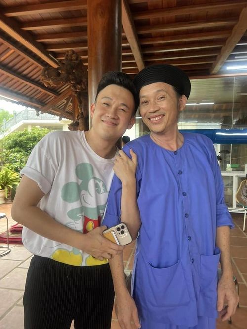 Hoài Linh và em trai là Dương Triệu Vũ. Những năm gần đây, nam nghễ sĩ ít hoạt động nghệ thuật như trước nhưng vẫn tham gia một số chương trình phù hợp.