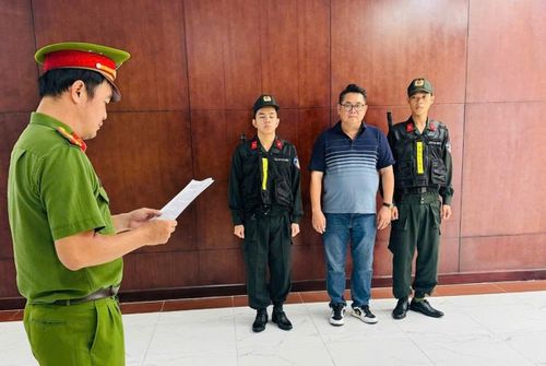 Cơ quan Cảnh sát điều tra Công an TPHCM tống đạt các quyết định và lệnh đối với đối tượng Nguyễn Thành Hiệp