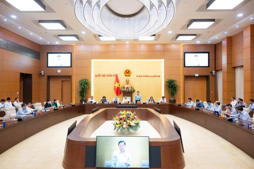 Ủy ban Thường vụ Quốc hội họp về dự thảo nghị quyết về việc thành lập thành phố Quảng Ninh, thành lập thành phố Bắc Ninh. Ảnh: quochoi.vn