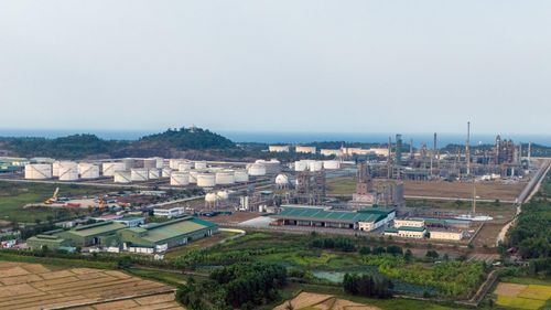 Một góc nhà máy lọc dầu Dung Quất. Ảnh: Hoàng Anh.