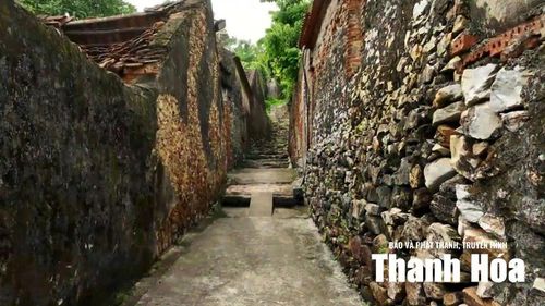 Kiến trúc ngõ hạng độc đáo ở làng cổ Tiên Hòa được tạo bởi bậc thềm đá chắc chắn.