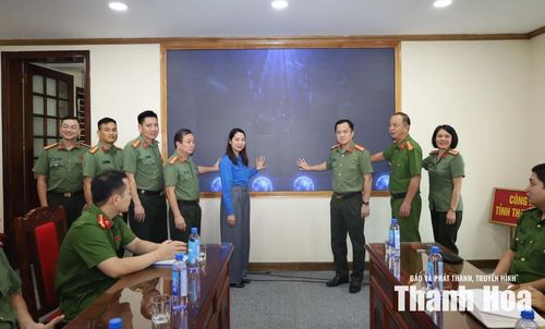 Các đại biểu thực hiện nghi thức bấm nút ra mắt ứng dụng “Mô phỏng phòng, chống lừa đảo".