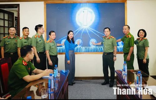 Các đại biểu thực hiện nghi thức bấm nút ra mắt ứng dụng “Mô phỏng phòng, chống lừa đảo".