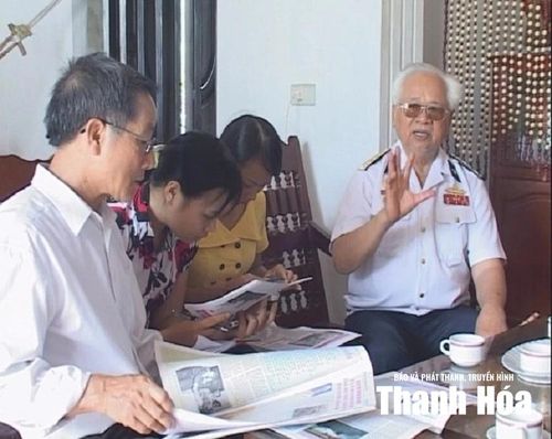 CCB Nguyễn Xuân Bột (bên phải) kể về cuộc chiến đấu ở Lạch Trường ngày 2 và 5/8/1964.