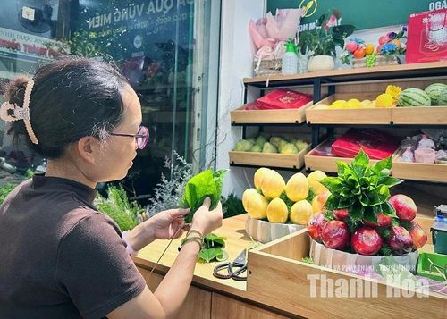 Tối muộn, chị Trương Quỳnh Anh vẫn tỉ mỉ hoàn thiện mâm lễ để kịp giao cho khách vào sáng sớm hôm sau.
