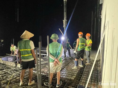 Với phương châm “Biến đêm thành ngày”, các cán bộ, công nhân bất chấp thời tiết để đẩy nhanh tiến độ