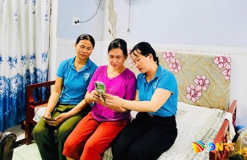 Hội Liên hiệp Phụ nữ xã Hòa Tiến hướng dẫn hội viên sử dụng các nền tảng số, góp phần xây dựng mô hình “Gia đình số”. Ảnh: ĐVCC