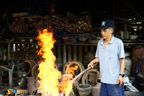Nghệ nhân Dương Ngọc Tiển bền bỉ gắn bó với nghề đúc đồng. Ảnh: TRÂM ANH