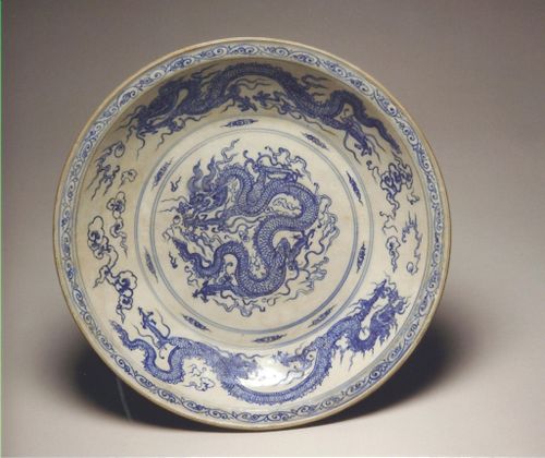 Gốm Chu Đậu (nửa sau thế kỷ XV), khai quật trên tàu đắm Cù Lao Chàm (khai quật năm 1997-1999), những minh chứng về vai trò của các cảng thị ở miền Trung Đại Việt trên “con đường gốm sứ” xuyên biển Đông. Ảnh: TRẦN ĐỨC ANH SƠN
