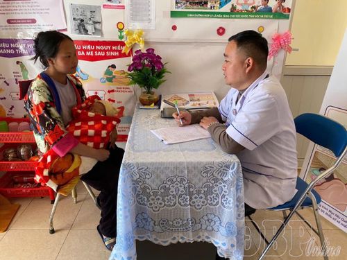 Cán bộ y tế xã Sính Phình tư vấn, thăm khám cho sản phụ và trẻ sơ sinh. Ảnh: Minh Thảo