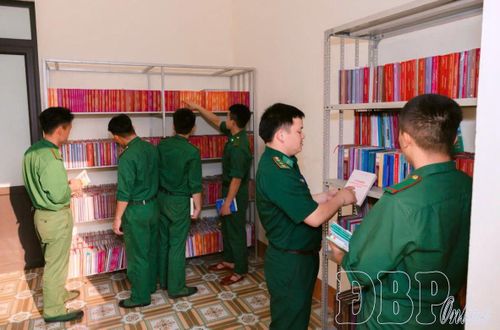 Cán bộ, chiến sĩ Đồn Biên phòng Mường Pồn đọc sách và tài liệu tại Tủ sách pháp luật đơn vị.