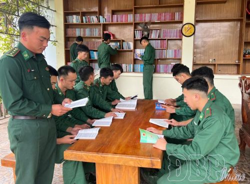 Cán bộ, chiến sĩ BĐBP đọc sách để nâng cao kiến thức tuyên truyền phổ biến pháp luật.