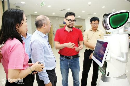 Lãnh đạo Sở Khoa và Công nghệ, Trung tâm Phục vụ hành chính công thành phố Đồng Nai khảo sát hoạt động thử nghiệm robot AI phục vụ người dân tại Trung tâm Phục vụ hành chính công thành phố Đồng Nai do Trường đại học Lạc Hồng phối hợp với các đơn vị liên quan thực hiện. Ảnh: Hải Quân