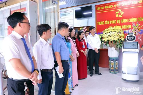 UBND xã Bình Minh phối hợp với doanh nghiệp công nghệ đưa vào vận hành robot lễ tân thông minh tại Trung tâm Phục vụ hành chính công xã. Ảnh: C.T.V