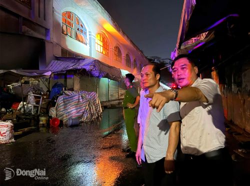 Đồng chí Nguyễn Tuấn Anh, Ủy viên Ban Thường vụ Thành ủy, Phó Chủ tịch UBND thành phố và đồng chí Hồ Văn Nam, Ủy viên Ban Thường vụ Thành ủy, Bí thư Đảng ủy, Chủ tịch HĐND phường Trấn Biên kiểm tra, chỉ đạo công tác khắc phục và xử lý vụ cháy. Ảnh: Công Nghĩa