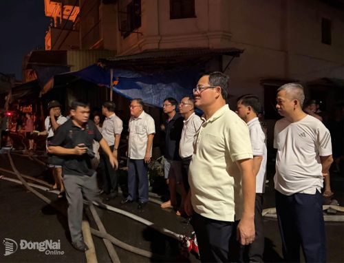 Các đồng chí Ủy viên Ban Thường vụ Thành ủy: Nguyễn Kim Long, Phó Chủ tịch Thường trực UBND thành phố; Hồ Văn Nam, Bí thư Đảng ủy, Chủ tịch HĐND phường Trấn Biên cùng Đại tá Trần Anh Sơn, Phó Giám đốc Công an thành phố trực tiếp đến hiện trường để kiểm tra, chỉ đạo công tác khắc phục và xử lý vụ cháy. Ảnh: Công Nghĩa