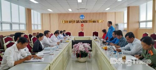 Đoàn giám sát làm việc tại Bệnh viện Đa khoa Đồng Tháp.