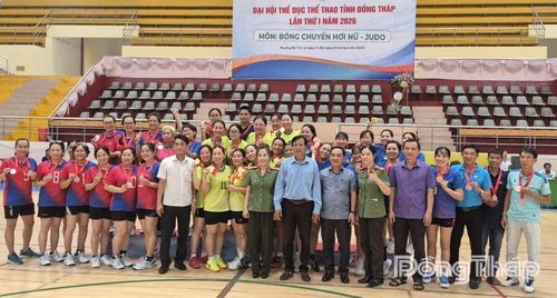 Ban Tổ chức trao huy chương và chụp ảnh lưu niệm với các đội đạt thành tích cao môn bóng chuyền hơi nữ.