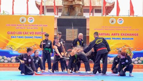Tiết mục biểu diễn khí công của môn phái Nam Thiếu Lâm tự Sơn Đông Việt Nam (tỉnh Thái Nguyên) hấp dẫn, lôi cuốn khán giả tại Bảo tàng Quang Trung (xã Tây Sơn). Ảnh: N.N