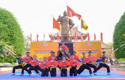 Tiết mục mở màn biểu diễn võ thuật kết hợp âm nhạc hiện đại đầy sôi động của đoàn võ cổ truyền Quân đội nhân dân Việt Nam tại Bảo tàng Quang Trung (xã Tây Sơn). Ảnh: N.N