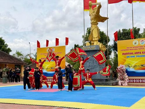 Phần biểu diễn giàu cảm xúc của các võ sinh võ đường Lê Xuân Cảnh. Ảnh: N.C