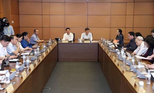 Quang cảnh buổi thảo luận ở tổ sáng 5-8. Ảnh: Đoàn ĐBQH tỉnh Gia Lai