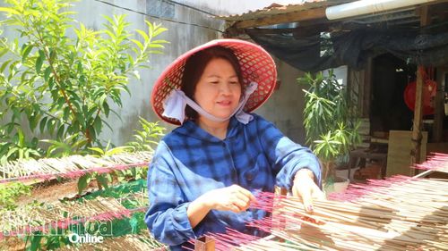 Nghệ nhân Trần Thị Kim Liên phơi nhang trầm sau công đoạn sản xuất.