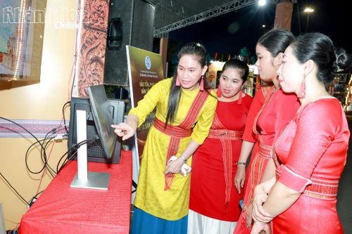 Công chúng trải nghiệm ứng dụng Nền tảng số về di sản văn hóa Chăm.